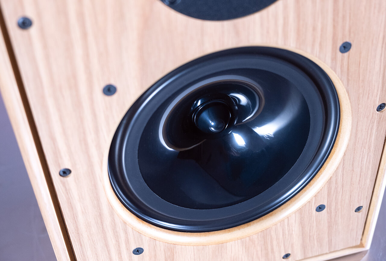 Le haut-parleur de médium-grave radial du Harbeth M30.3 XD2